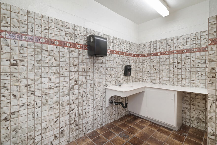 More Photos Of 1301 E Main St, Santa Paula Service For Sale