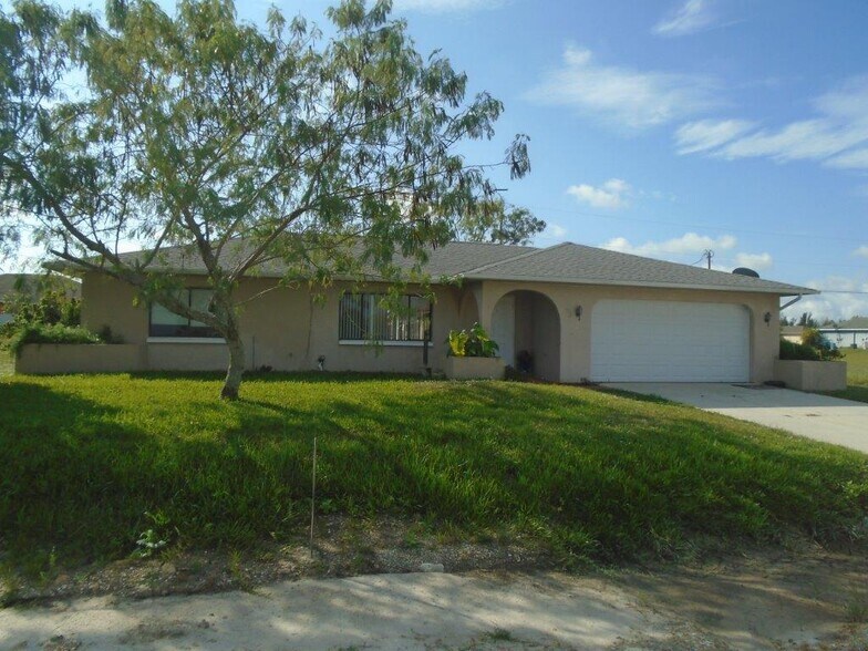 More Photos Of 1302 NE 4th Ter, Cape Coral Specialty For Sale