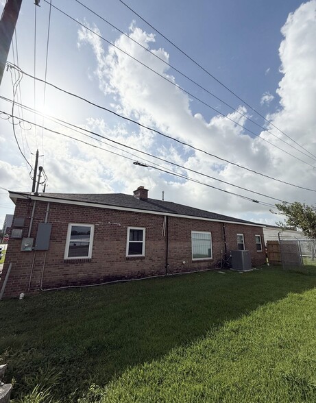 More Photos Of 902 S Broadway St, La Porte Office For Sale