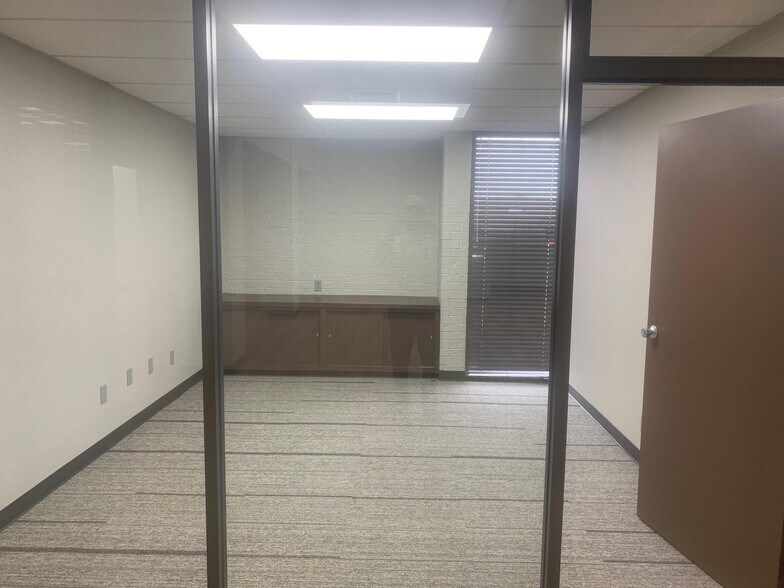 More Photos Of 2440 S High St, Longview Office For Lease