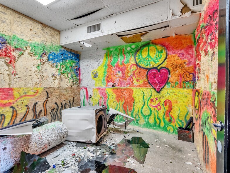 More Photos Of 1922 Strand St, Galveston Freestanding For Lease