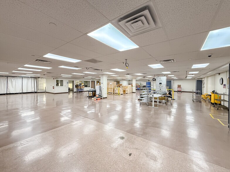 More Photos Of 9540 De Soto Ave, Chatsworth Manufacturing For Lease