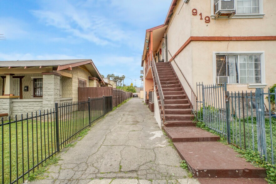 More Photos Of 917-919 N Ardmore Ave, Los Angeles Apartments For Sale