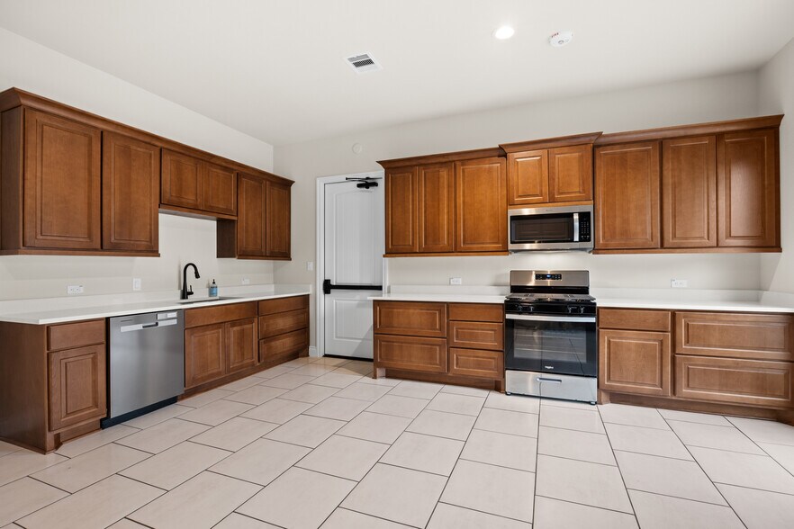 More Photos Of 19151 Oak Canyon Dr, Conroe Coworking Space