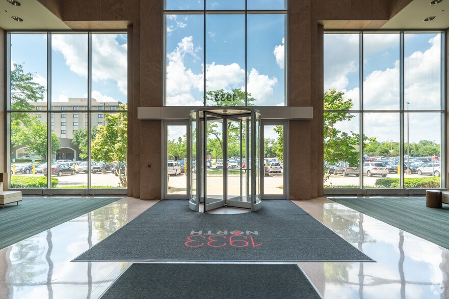 More Photos Of 1933 N Meacham Rd, Schaumburg Office For Lease