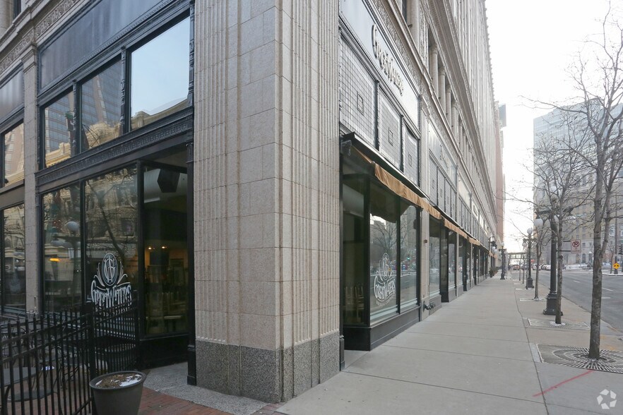 More Photos Of 400-426 Saint Peter St, Saint Paul Office For Lease