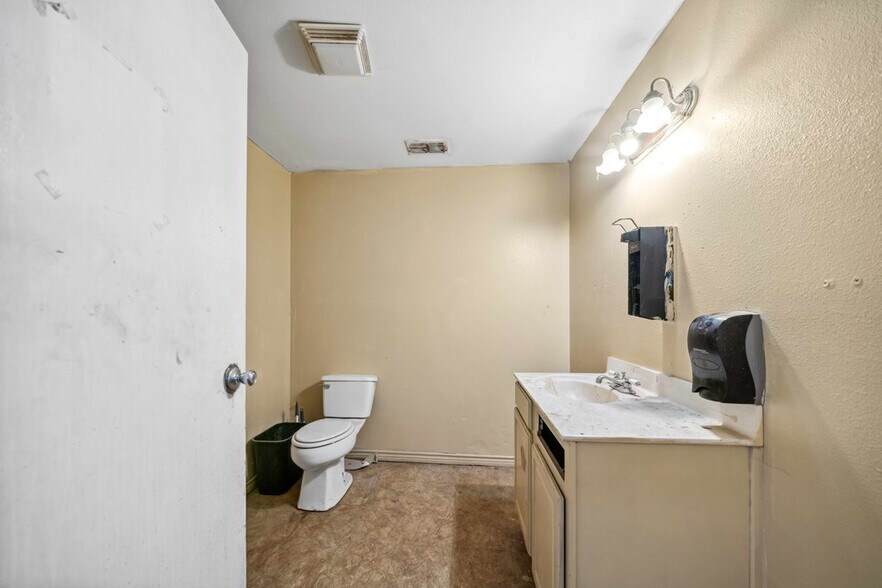 More Photos Of 8400 S US Highway 79, Palestine Office Residential For Sale