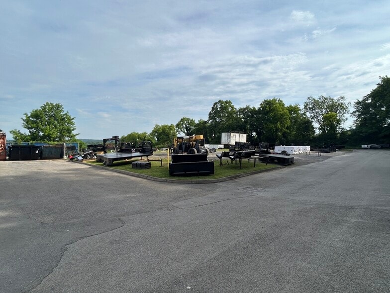 More Photos Of 8812 Kingston Pike, Knoxville Warehouse For Lease