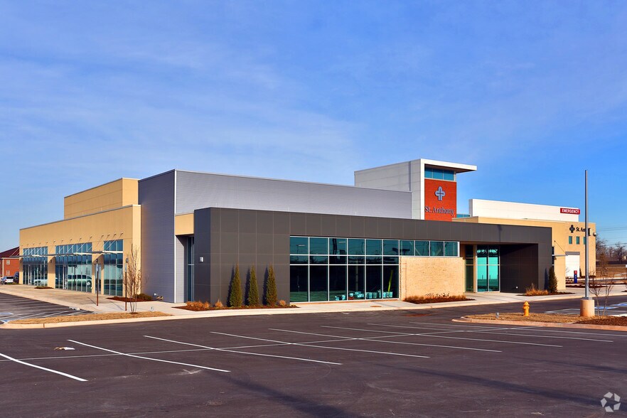 More Photos Of 201 S Sara Rd, Mustang Hospital For Lease