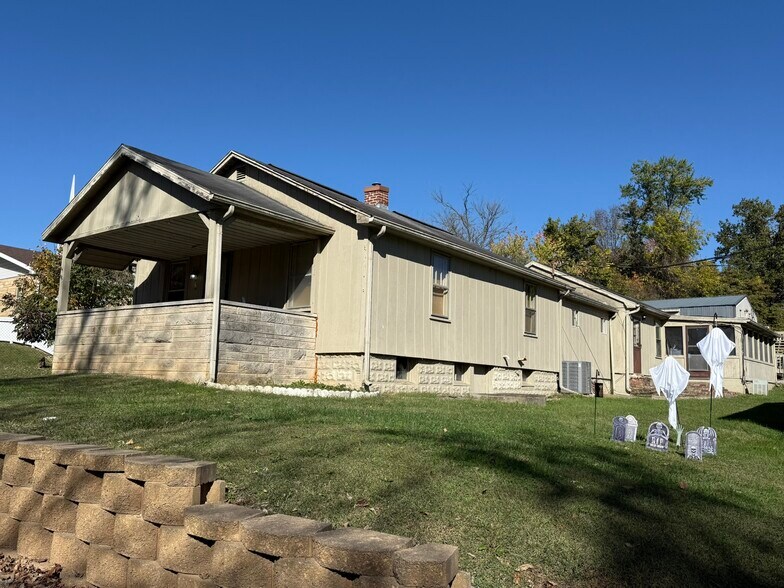 More Photos Of 1016 W Country Club Dr, Bloomington Multifamily For Sale