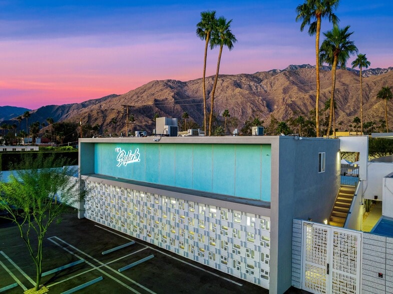 More Photos Of 1466 N Palm Canyon Dr, Palm Springs Hotel For Lease