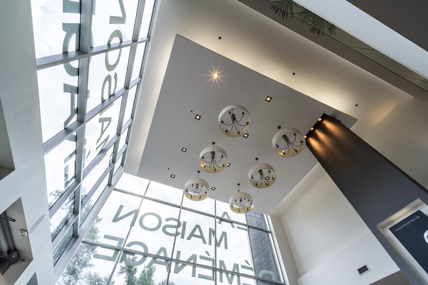 More Photos Of 9000-9012 Boul De L'acadie, Montréal General Retail For Lease