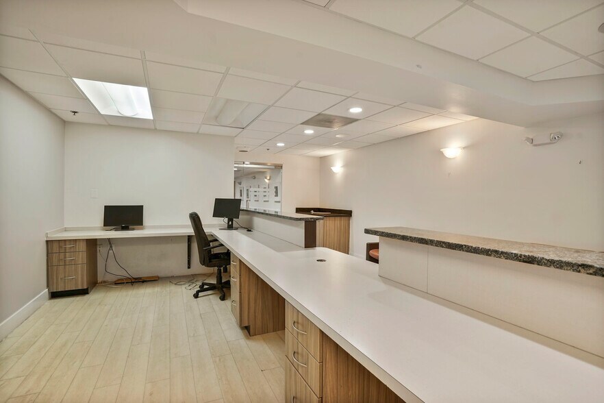 More Photos Of 3 Washington Cir NW, Washington Office For Sale