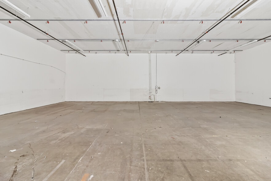 More Photos Of 3215 Meadow Ln, Eugene Manufacturing For Sale