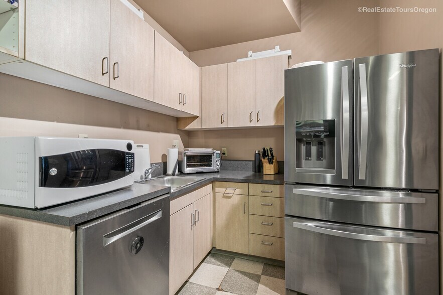 More Photos Of 1325 NW Flanders St, Portland Office For Sale