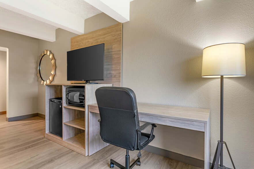 More Photos Of 250 W Church St, Mishicot Hotel For Sale
