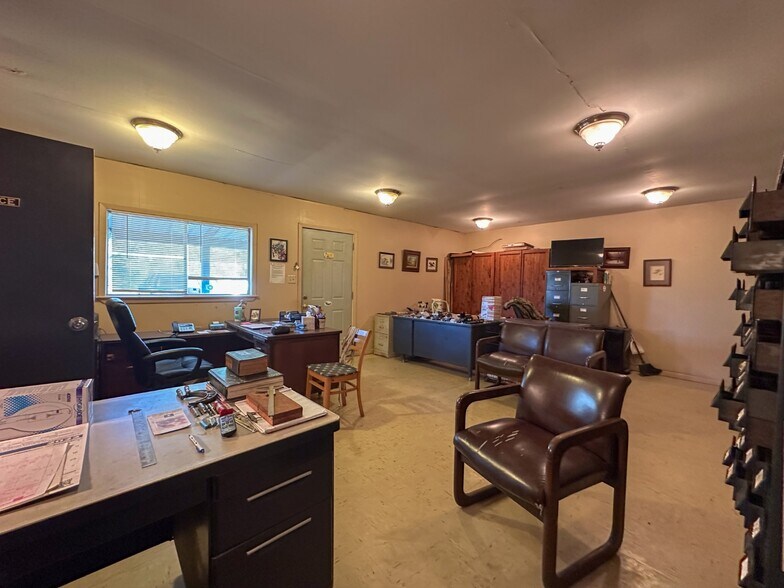 More Photos Of 4133 Loop 343, Rusk Manufacturing For Sale