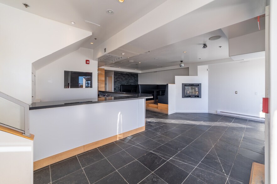 More Photos Of 15475 Marine Dr, White Rock Storefront Retail Office For Lease