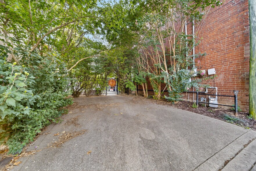 More Photos Of 109 7th Ave E, Springfield Flex For Sale