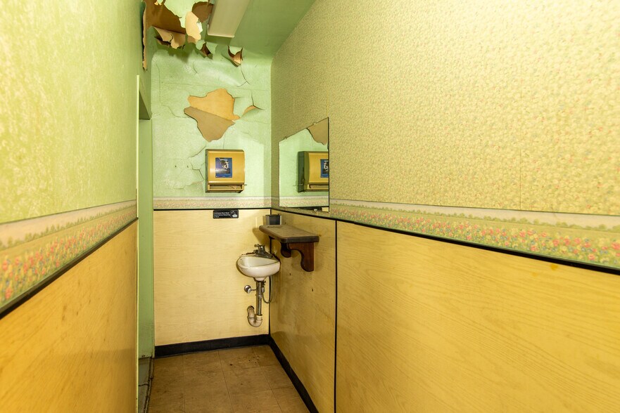 More Photos Of 21090 Goddard Rd, Taylor General Retail For Sale