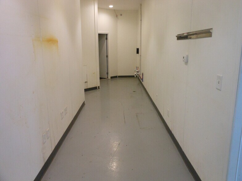 More Photos Of 643 Massachusetts Ave, Indianapolis Storefront For Lease