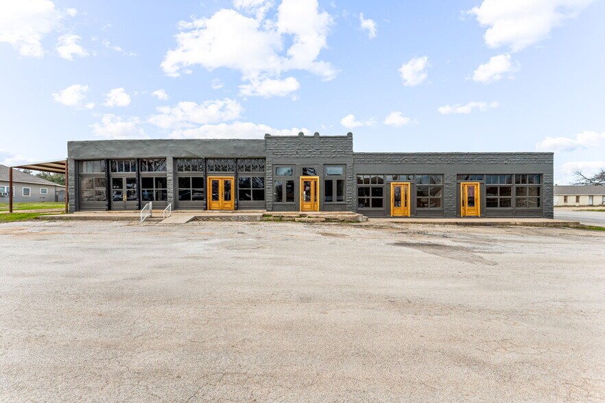 More Photos Of 104 S Kickapoo St, Lipan General Retail For Lease