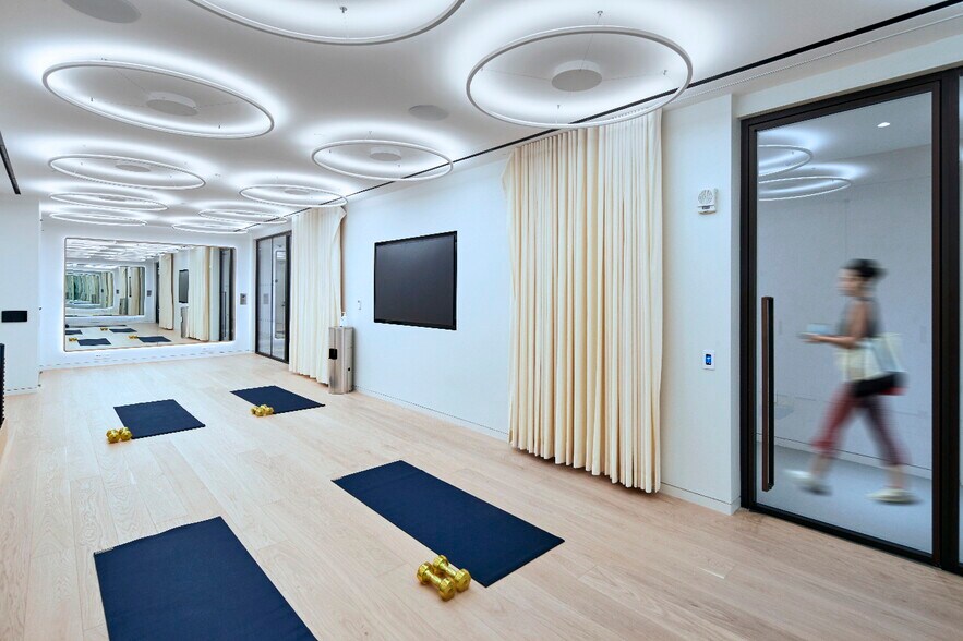 More Photos Of 450 Park Ave, New York Office For Lease