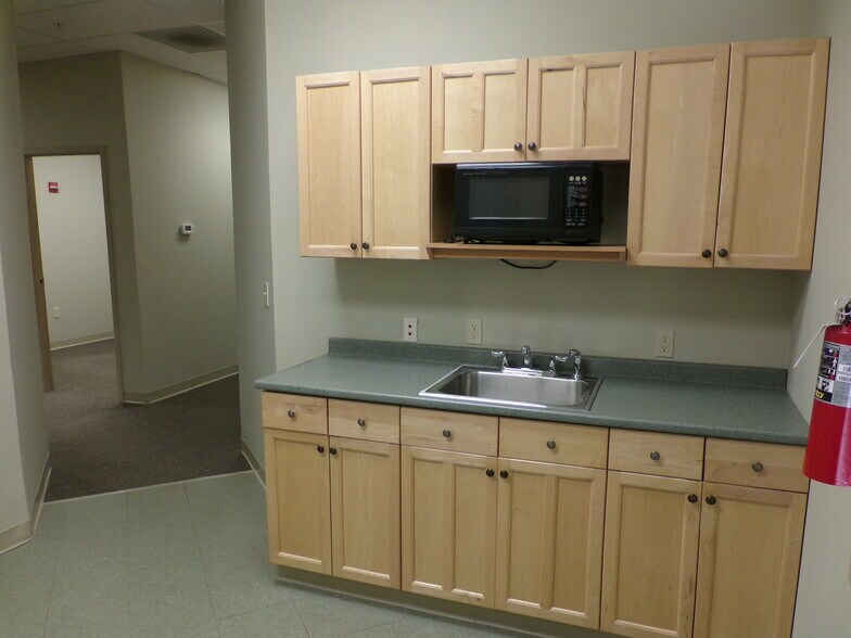 More Photos Of 171 Daniel Webster Hwy, Belmont Storefront Retail Office For Lease