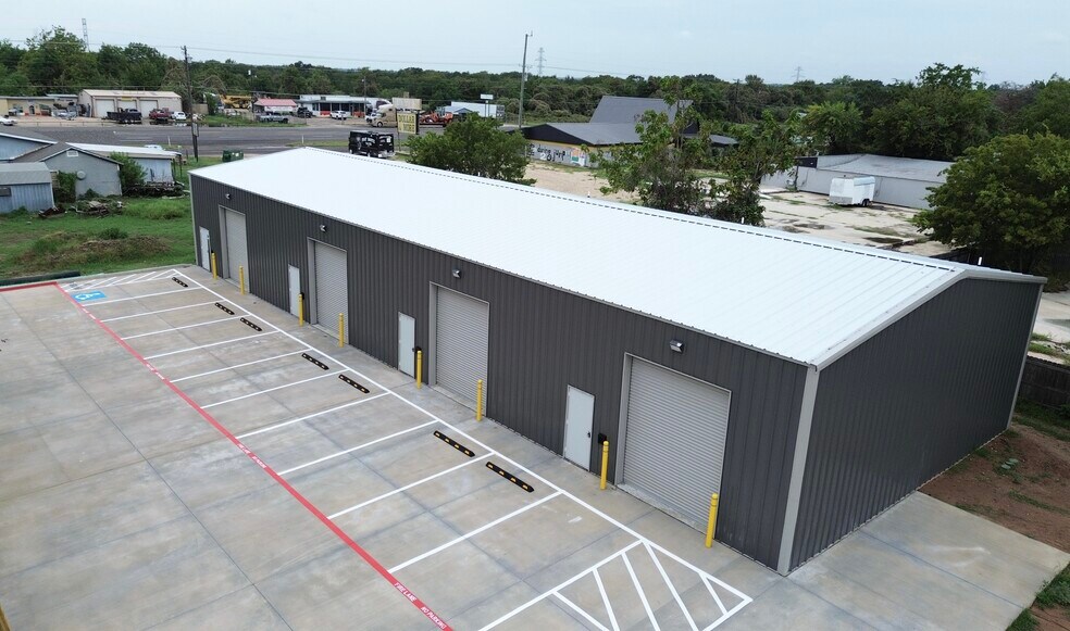 More Photos Of 210-212 Stanfield Dr, Waco Light Manufacturing For Lease
