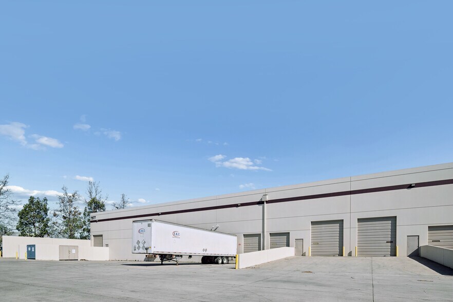 More Photos Of 7577 Airway Rd, San Diego Warehouse For Sale