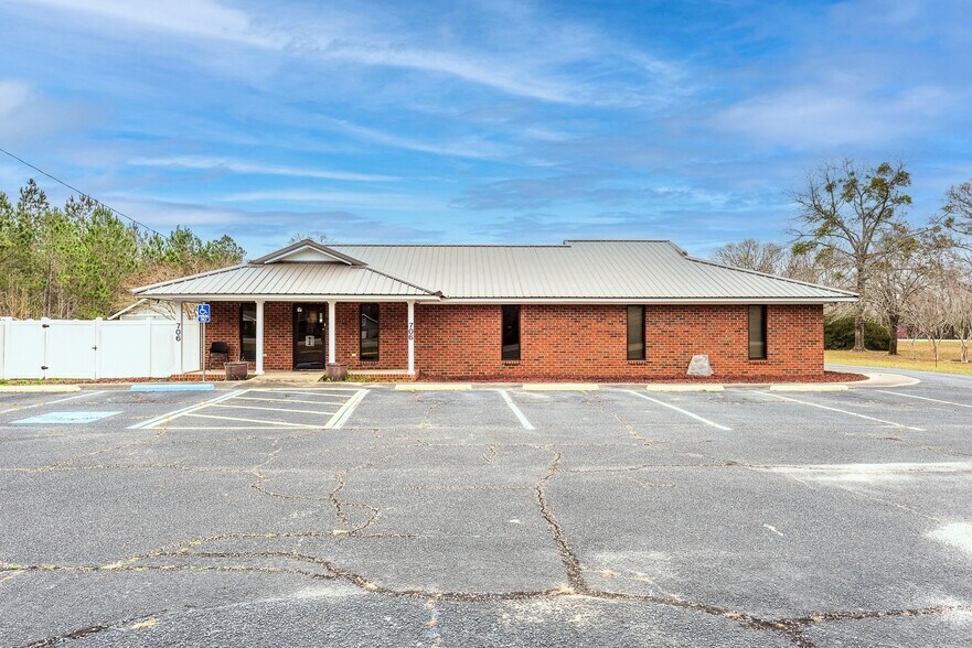 Primary Photo Of 706 W Barnard St, Glennville Medical For Sale