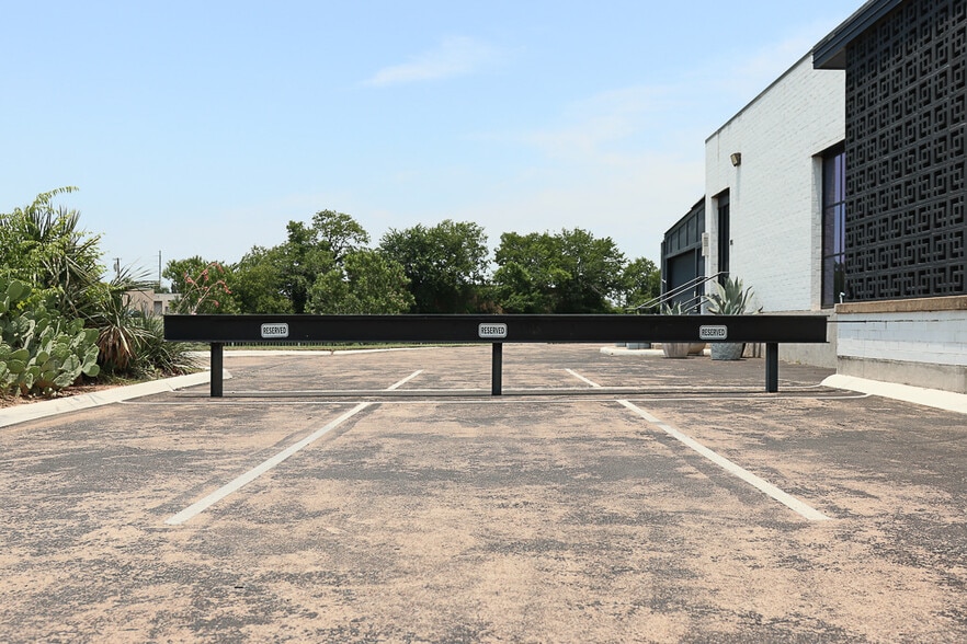 More Photos Of 2292 Vantage St, Dallas Flex For Lease