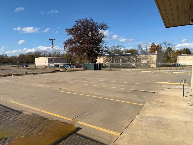 More Photos Of 7108 Texas Rd, Fort Smith Office For Sale