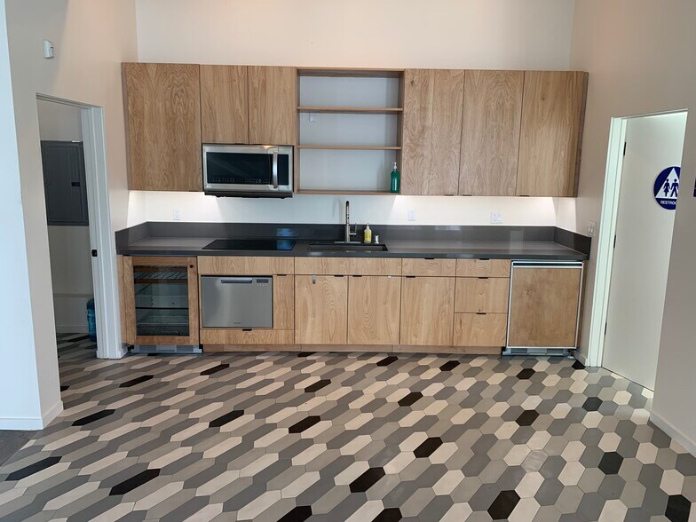 More Photos Of 2219 Aaron St, Los Angeles Loft Creative Space For Lease