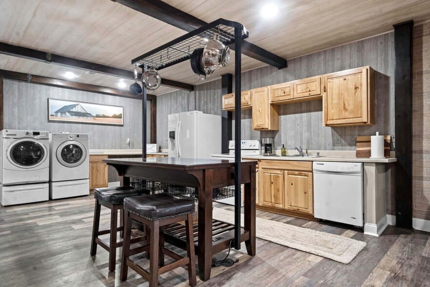 More Photos Of 11155 Hubbard Rd, Kansas City Flex For Sale