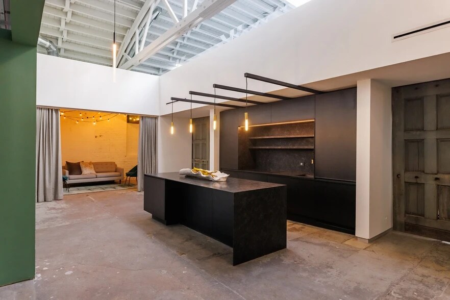 More Photos Of 3146 W Chicago Ave, Chicago Showroom For Sale