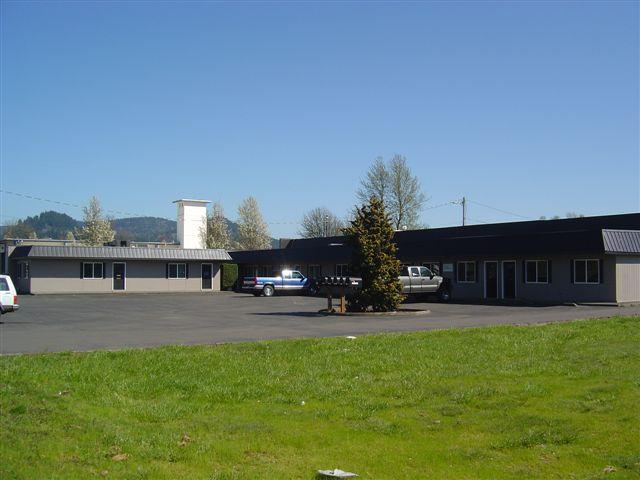 More Photos Of 4739-4743 Main St, Springfield Showroom For Lease