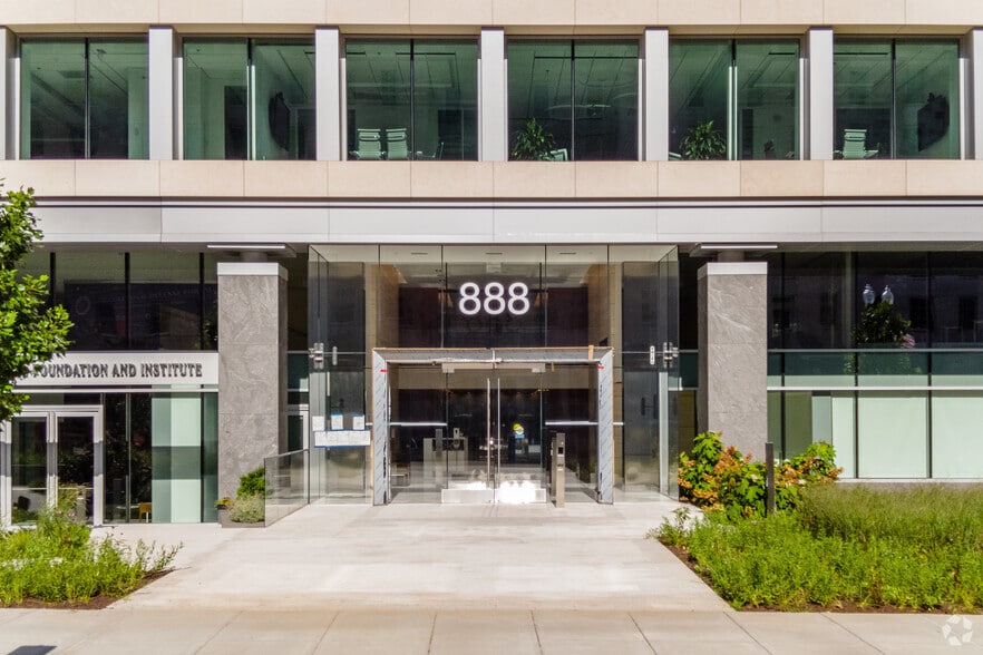 More Photos Of 888 16th St NW, Washington Office For Sale