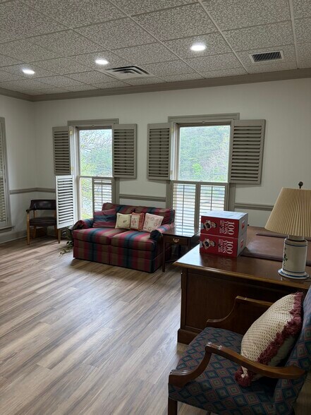 More Photos Of 823 Chickamauga Ave, Rossville Office For Lease