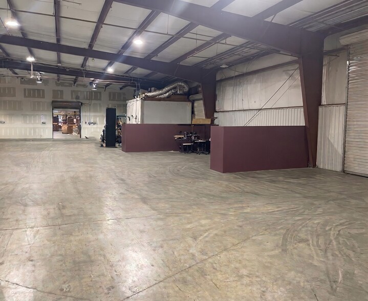 More Photos Of 31 Richards Rd NE, White Warehouse For Sale