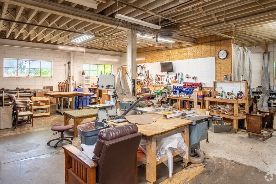 More Photos Of 218-326 Wisconsin Dr, Jefferson Office For Lease