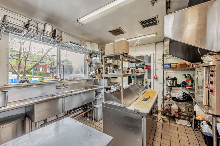 More Photos Of 621-655 Del Ganado Rd, San Rafael Storefront For Sale