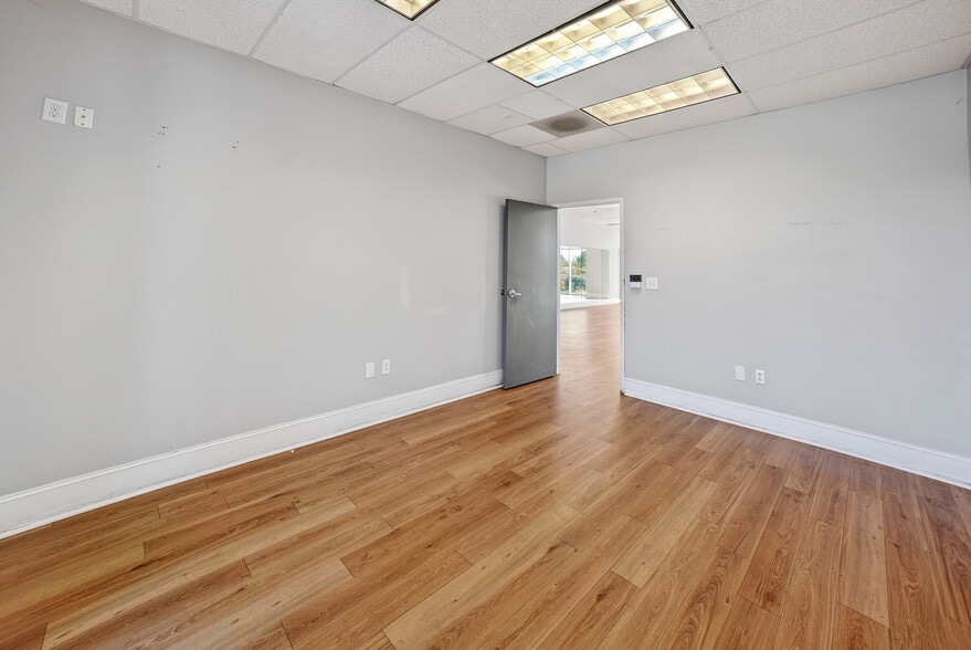 More Photos Of 10210 Berkeley Place Dr, Charlotte Storefront Retail Office For Lease