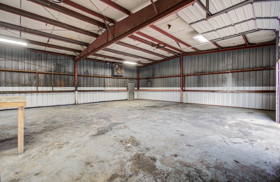 More Photos Of 5747 Northdale St, Houston Industrial For Lease