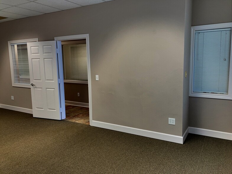 More Photos Of 411 N Iowa St, Lawrence Warehouse For Lease