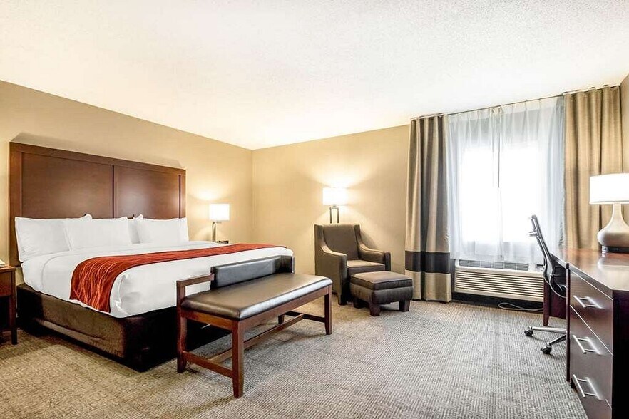 More Photos Of 120 W Stevenson Rd, Ottawa Hotel For Sale