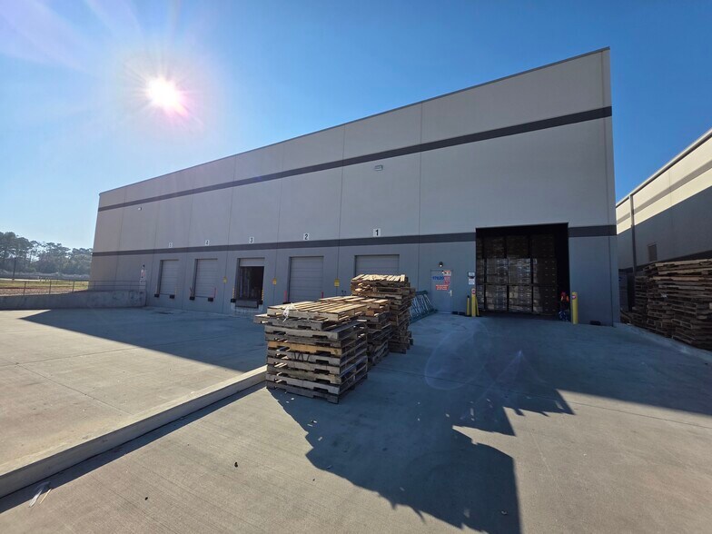 More Photos Of 17620 Eastex Fwy, Humble Industrial For Sale