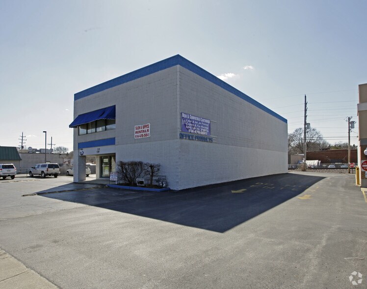 More Photos Of 737-739 N Mayfair Rd, Milwaukee Office For Sale