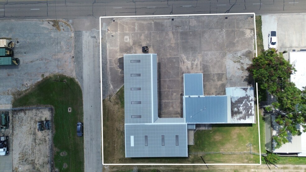 More Photos Of 619 E Jackson St, El Campo Warehouse For Lease