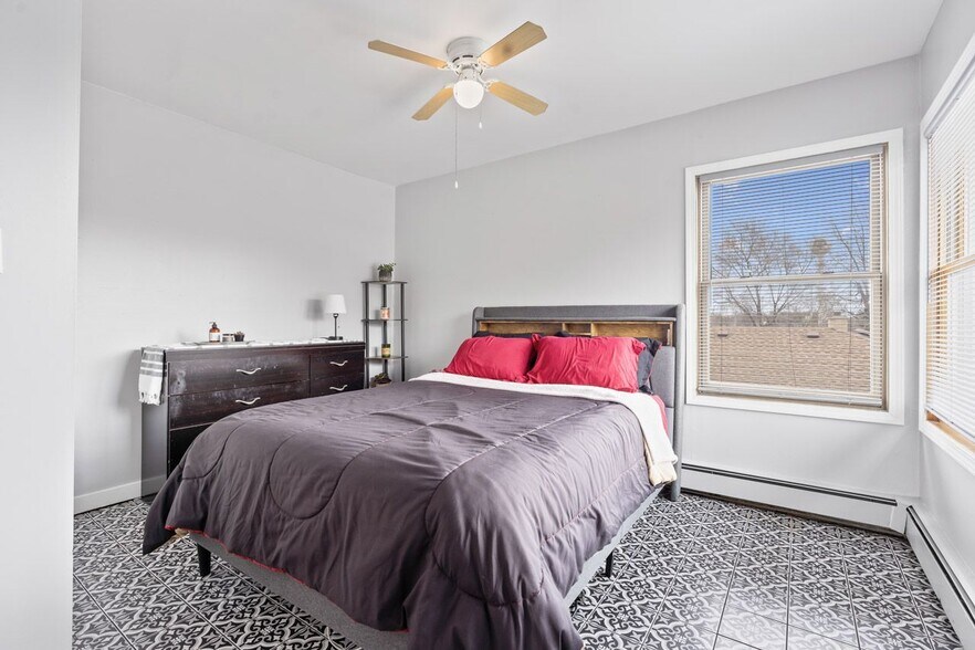 More Photos Of 310 W Irving Park Rd, Wood Dale General Retail For Sale
